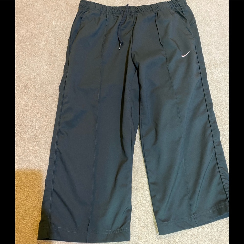 Nike women’s Capri athletic pants M 8/10 pockets elastic waist lightweight